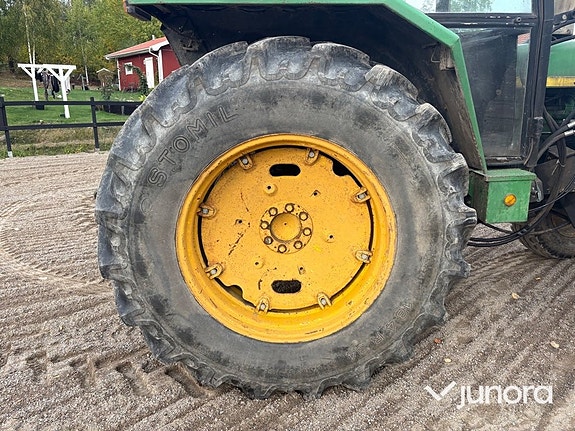 Traktor John Deere 3130 med lastare och skopa 11 of 30