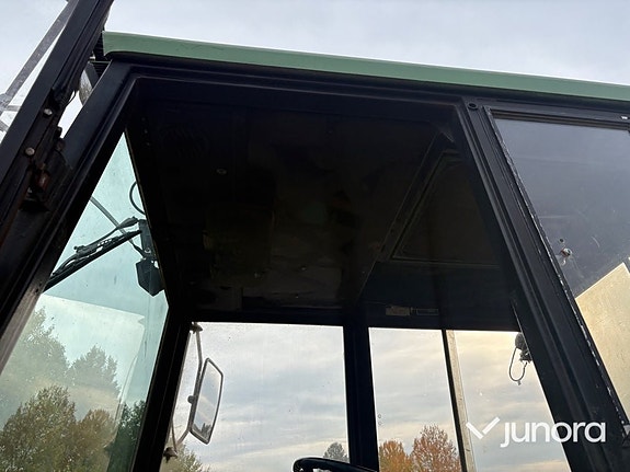 Traktor John Deere 3130 med lastare och skopa 30 of 30