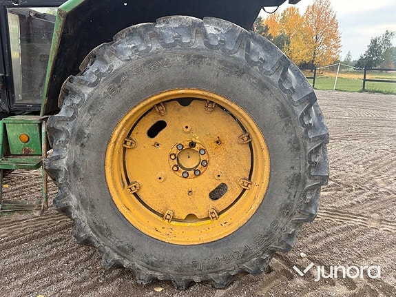 Traktor John Deere 3130 med lastare och skopa 13 of 30