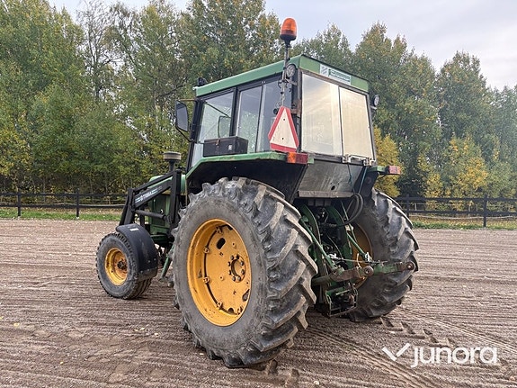 Traktor John Deere 3130 med lastare och skopa 3 of 30