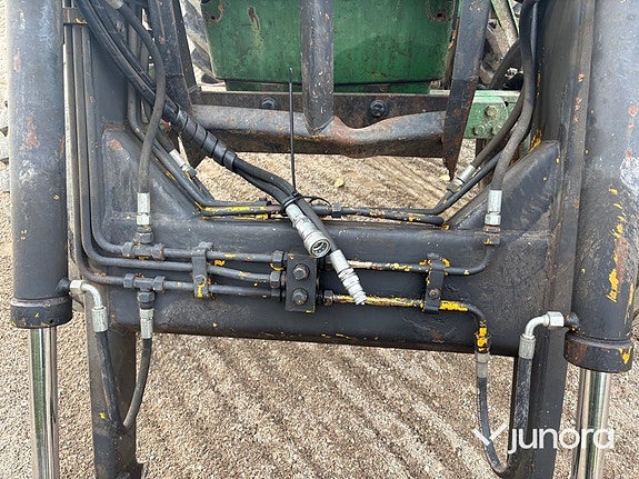 Traktor John Deere 3130 med lastare och skopa 18 of 30