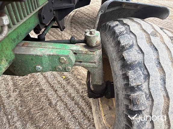 Traktor John Deere 3130 med lastare och skopa 16 of 30