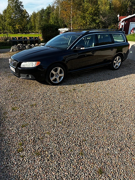 Volvo V70 2 of 4