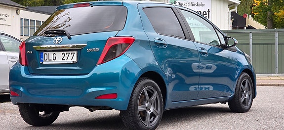 Toyota Yaris 8 of 24