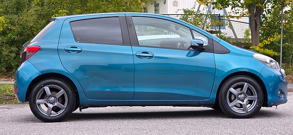 Toyota Yaris 7 of 24