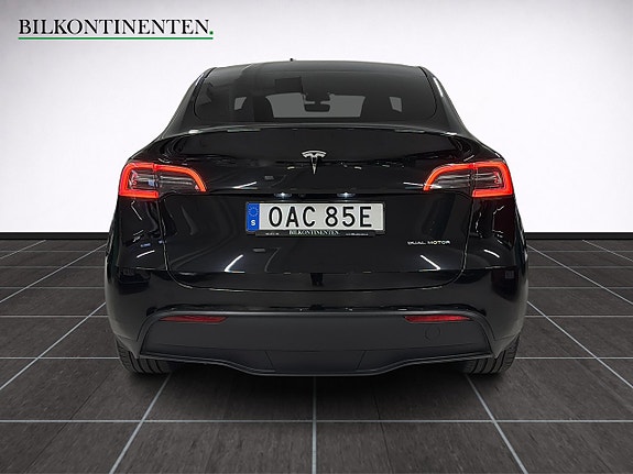 Tesla Model Y 7 of 18
