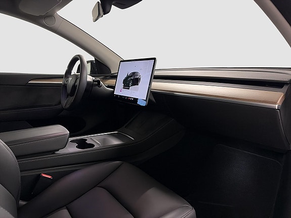 Tesla Model Y 3 of 18