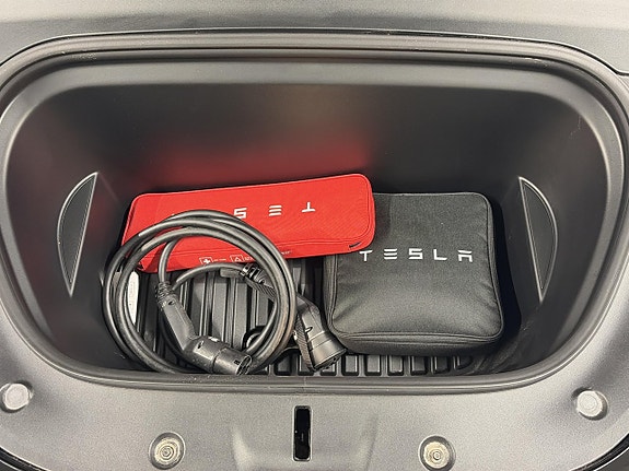 Tesla Model Y 15 of 18
