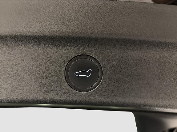 Tesla Model Y 14 of 18