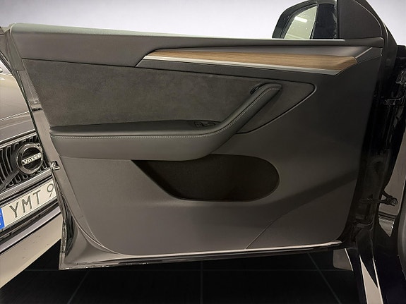 Tesla Model Y 10 of 18