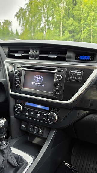 Toyota Auris 2 of 14