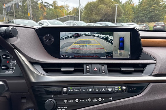 Lexus ES300h 15 of 27