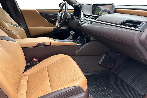 Lexus ES300h 12 of 27
