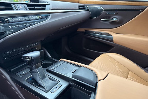 Lexus ES300h 20 of 27