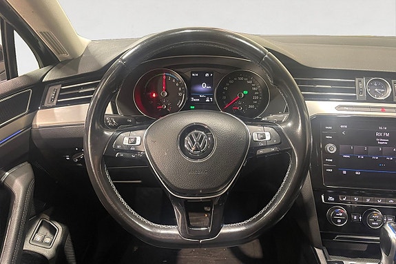 Volkswagen Passat 13 of 17