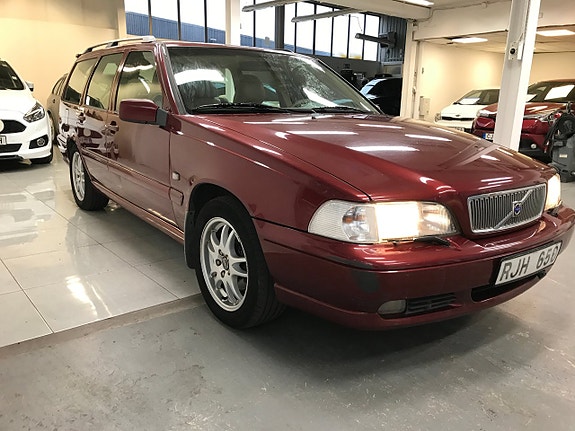 Volvo V70 2 of 19