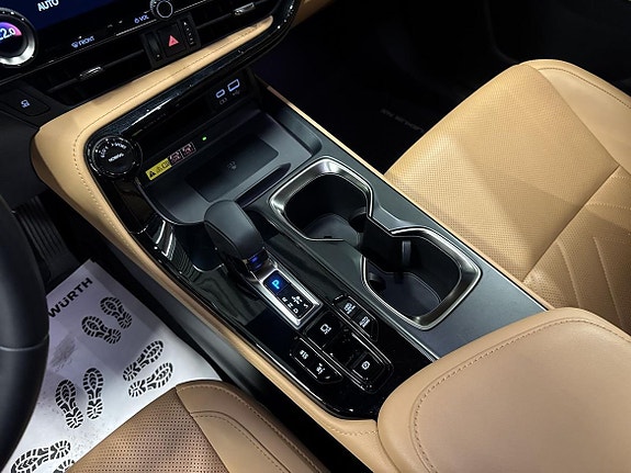 Lexus NX450h+ 13 of 18