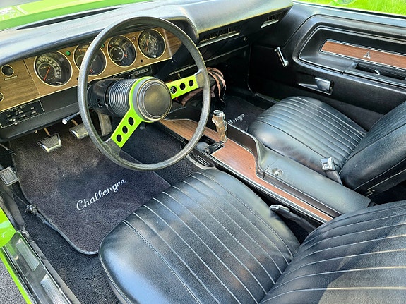 Dodge Challenger 10 of 15
