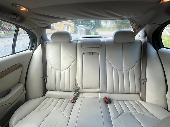 Jaguar S-TYPE 8 of 8