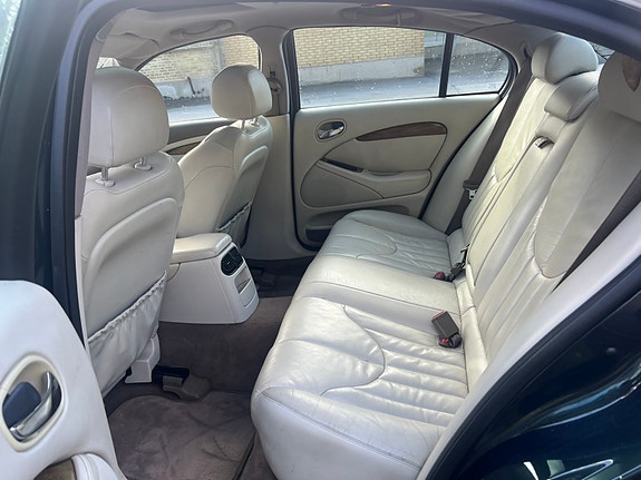 Jaguar S-TYPE 7 of 8