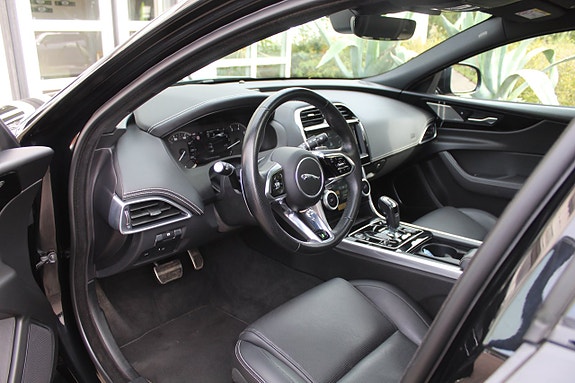 Jaguar XE 4 of 18