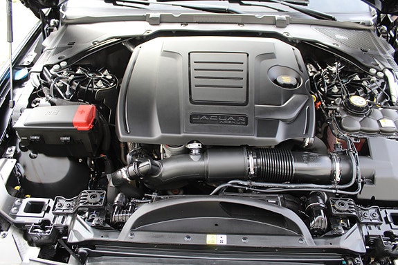 Jaguar XE 14 of 18