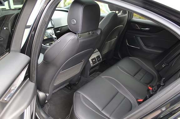 Jaguar XE 11 of 18