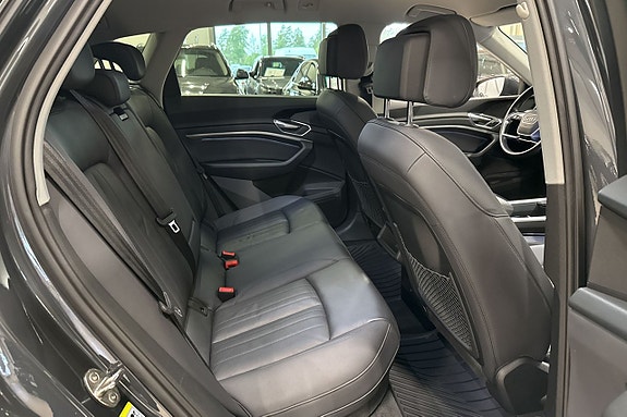 Audi e-tron 23 of 27