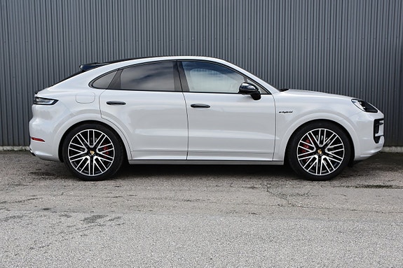 Porsche Cayenne 3 of 30