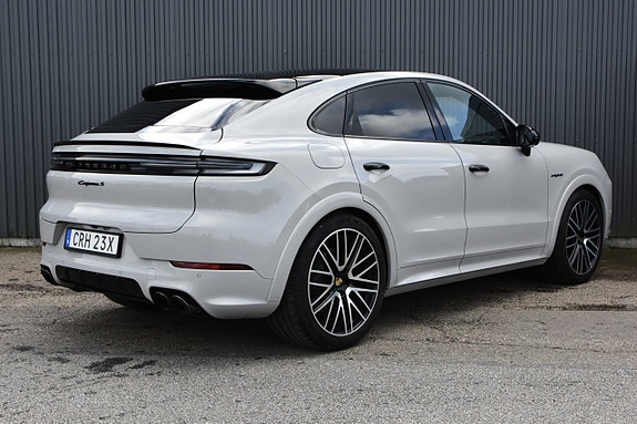 Porsche Cayenne 2 of 30