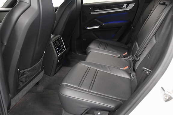 Porsche Cayenne 16 of 30