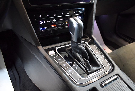 Volkswagen Passat 18 of 30