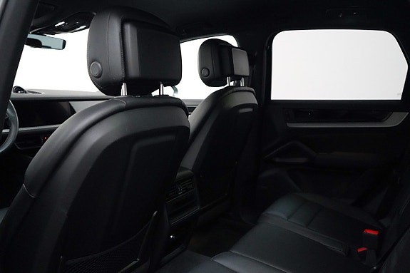Porsche Cayenne 9 of 28