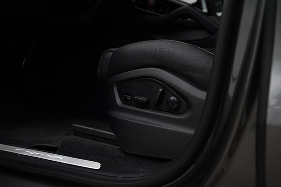 Porsche Cayenne 7 of 28