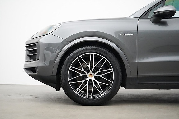 Porsche Cayenne 2 of 28