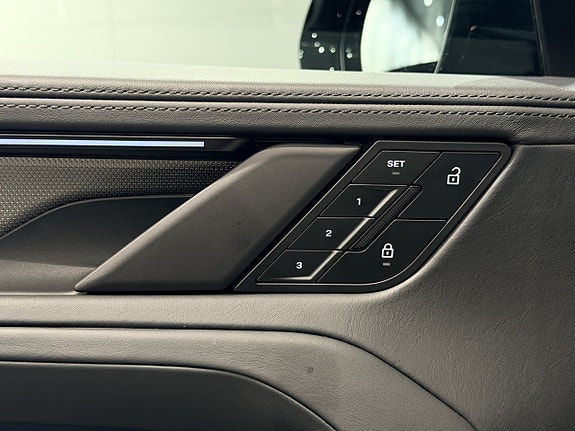 Porsche Cayenne 13 of 30