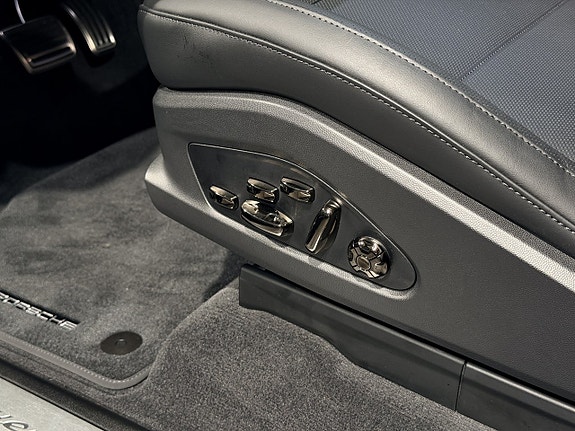 Porsche Cayenne 16 of 30