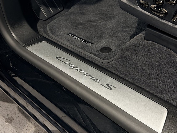 Porsche Cayenne 15 of 30