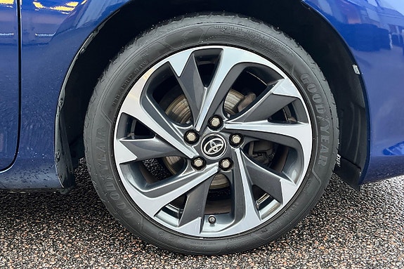 Toyota Auris 10 of 27