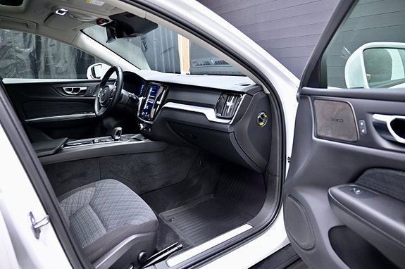 Volvo V60 Cross Country 13 of 27
