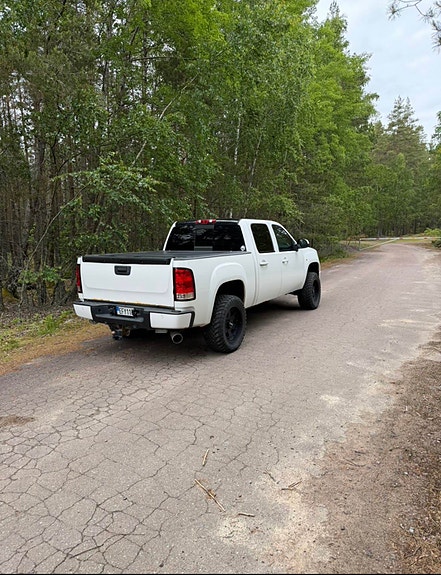 GMC Sierra 3 of 3