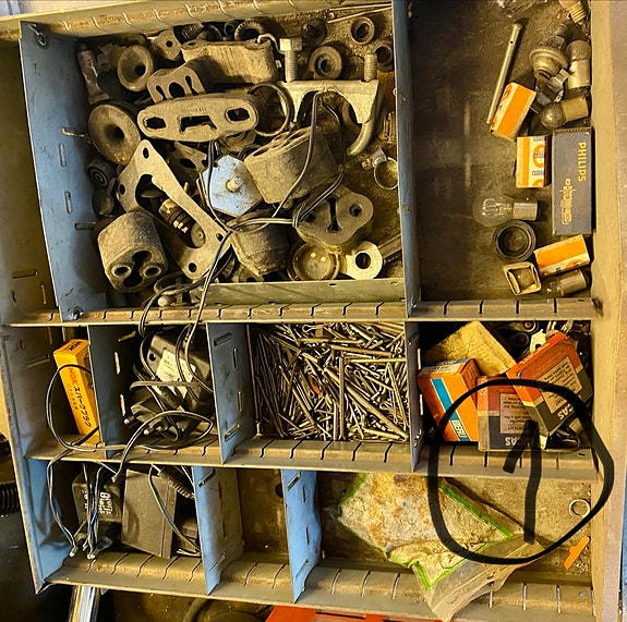Garageförsäljning av reservdelar och andra tillbehör till gammelbilar