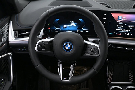BMW iX1 7 of 27
