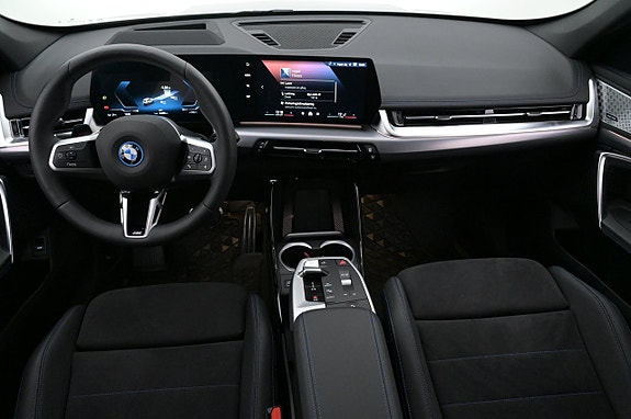 BMW iX1 6 of 27