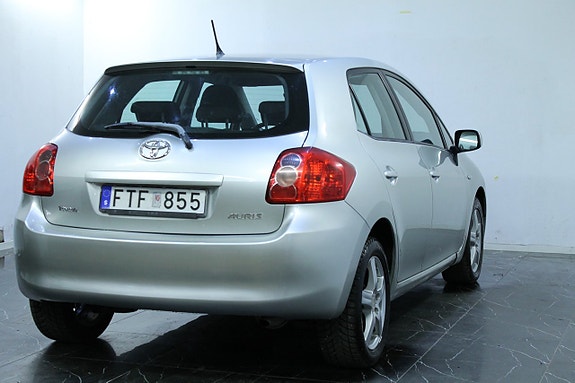 Toyota Auris 7 of 13
