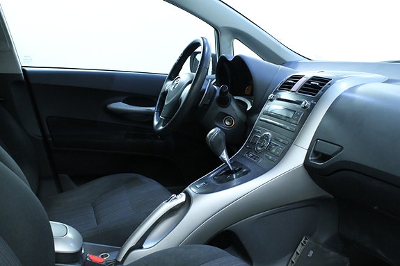 Toyota Auris 10 of 13