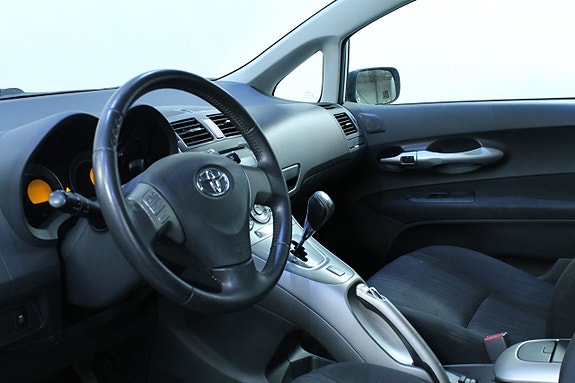 Toyota Auris 8 of 13