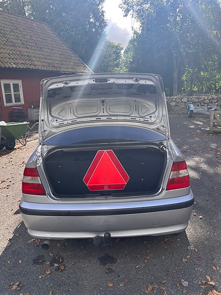 BMW 318i 5 of 7