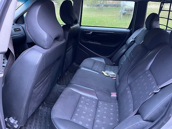 Volvo V70 2 of 7
