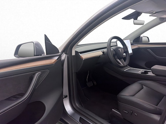 Tesla Model Y 12 of 30